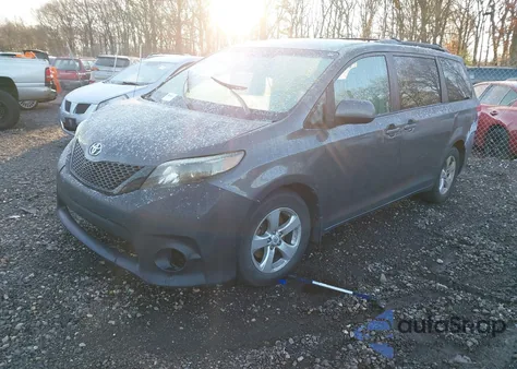 2011 Toyota Sienna Le V6 z USA, uszkodzony, nr VIN 5TDKK3DC5BS105447